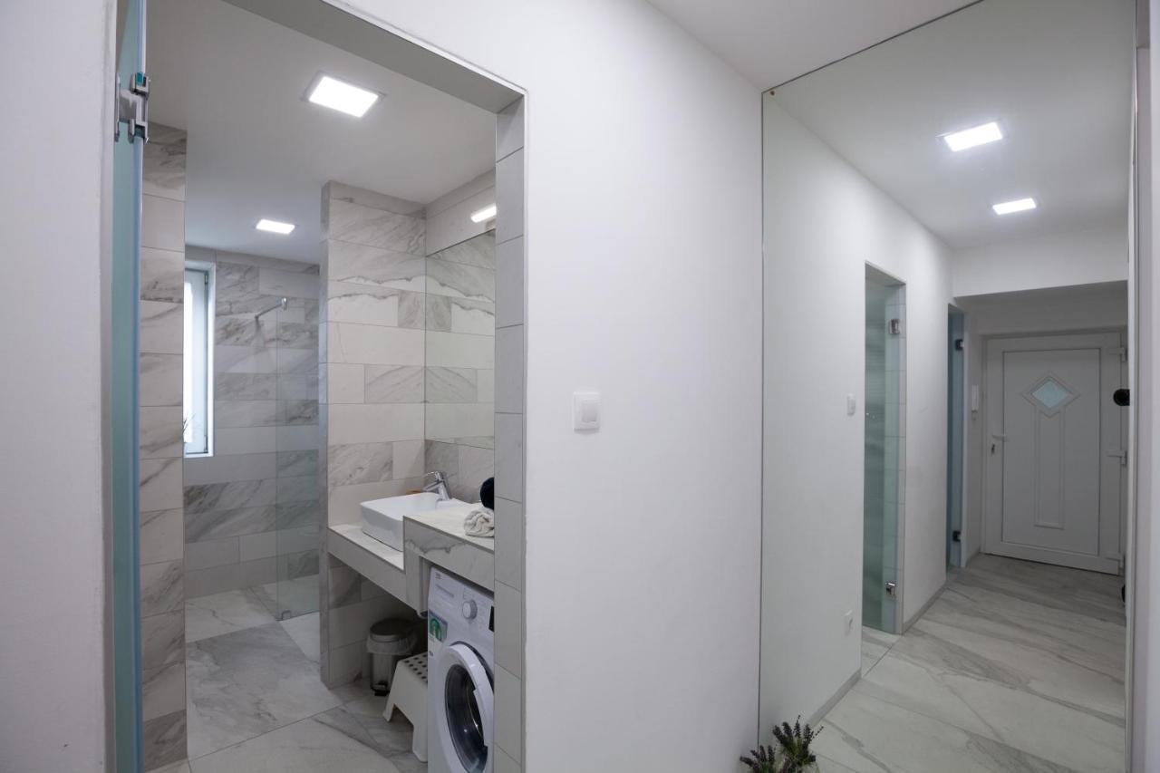 Stellar Downtown Szeged Apartment Bagian luar foto